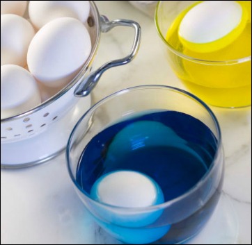 colorare le uova con i bambini